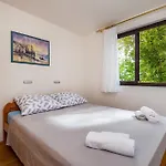 2 Bedroom Beach Front Home In Maslenica Casa de Férias Maslenica