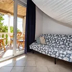 Casa de Férias 2 Bedroom Beach Front Home In Maslenica *