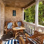 Casa de Férias 2 Bedroom Beach Front Home In Maslenica *